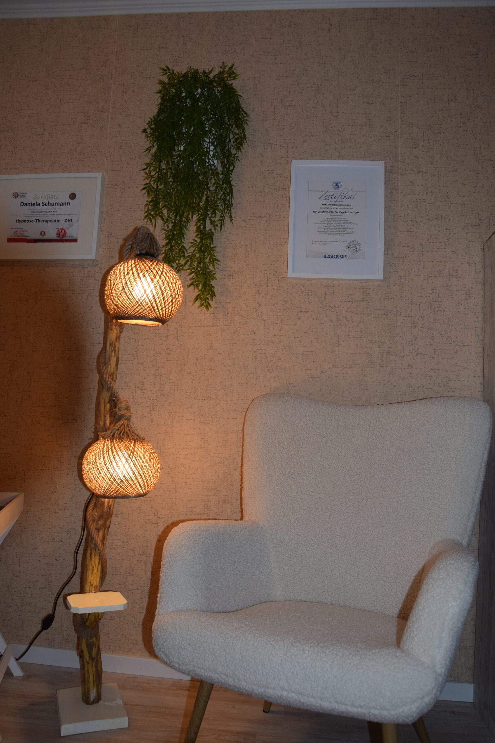 Heilpraktiker-fuer-Psychotherapie-Leipzig-sicherer-Raum-Praxis-Licht